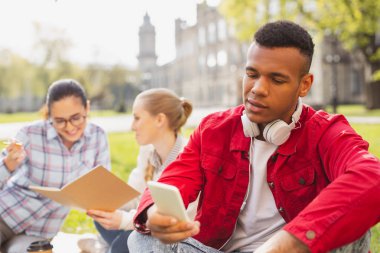 Yakışıklı mezunu molası sırasında onun mesajlarını
