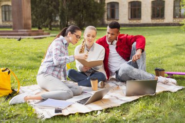 Çalışkan öğrencilerin duygu üçlüsü ciddi projede nişanlı