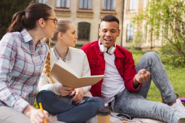 Sosyal aktif öğrenciler üniversite anket taşıma