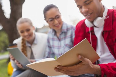 Çalışkan öğrenci çiziminden elinde tutan