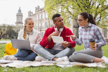 Gelecekteki ekonomistler onların öğrenci hayat tartışıyor