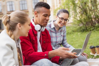 Gülümseyen mezunlar iletişim kurulurken gülüyor