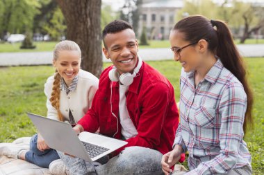 Öğrenciler Yaz günü beraber geçirmek Modern giyimleri