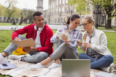 İki kız yapma ev görev ile kendi öğrencilik dedikodu