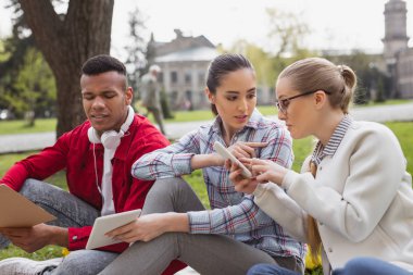 Üç çalışkan öğrenciler için uluslararası test hazırlama