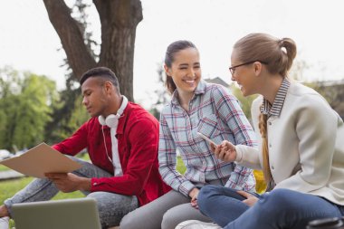 Genel olarak gülümseyen iki şık öğrenci