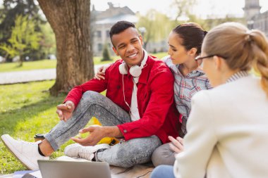 Yakışıklı genç adam duygu onun kız arkadaşı oturan iyi