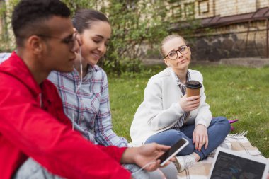 Genç öğrenci aşk çifte bakarken kıskanç duygu