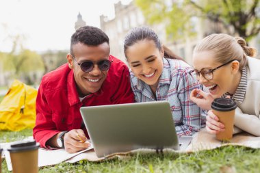 Gülümseyen mezunları komedi Park izlemek
