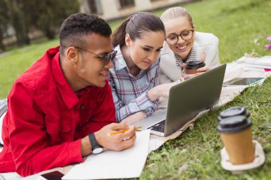 Modern öğrenciler kahve öğle yemeği molası sırasında içme