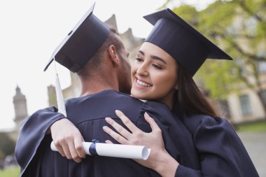 Mutlu lisansüstü zevk değerli anları