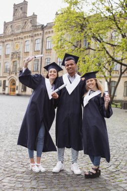 Üç mutlu mezunları unutulmaz fotoğraf için poz