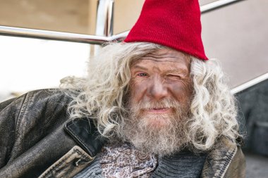 Mutsuz güzel adam bir göz kapatma