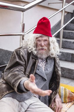 Mutsuz zavallı adam para için yalvarıyor