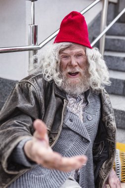 Para isteyen güzel sakallı adam