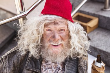 Neşeli bir sakallı adam portresi