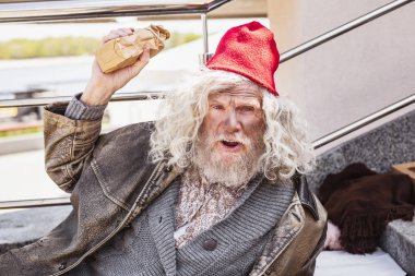 Bir şişe tutan mutsuz sarhoş adam