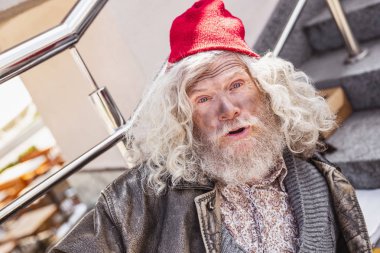 Sana bakarken ponponsuz yaşlı adam