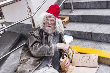 Tabelaya işaret mutsuz işsiz adam