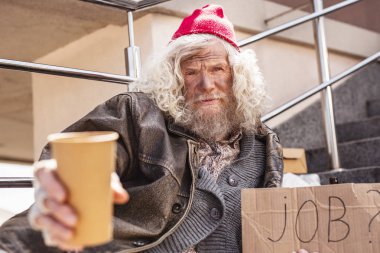 Depresif sakallı adam para olmaması