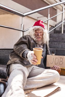 Meslektaşlar evsiz adam yardım istiyor