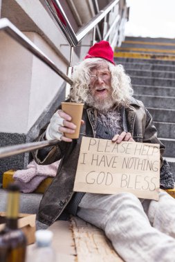 Mutsuz yaşlı adam yardım istiyor