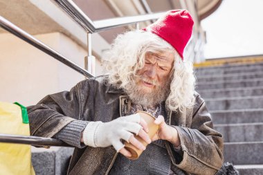 Para sayma ponponsuz üzgün adam