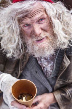 Nice paraları tutan adam yaşlı