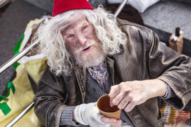 Sana bakarken ciddi üzgün adam