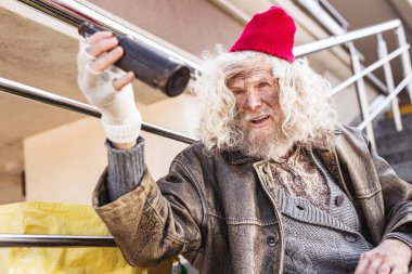 Bir şişe tutan üzgün sarhoş adam