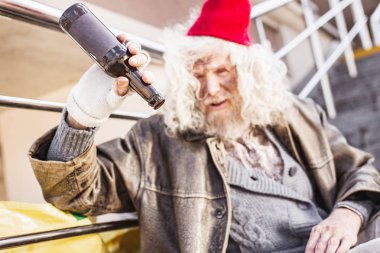 Seçici odak bir boş bira şişe