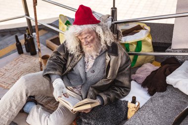 Güzel evsiz adam bir kitap okuma