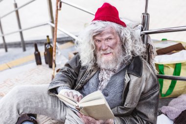 Size gülümseyen yaşlı neşeli adam