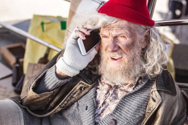 Pozitif sakallı adam telefon sohbet