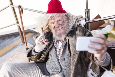 Bir selfie alarak memnun sakallı adam