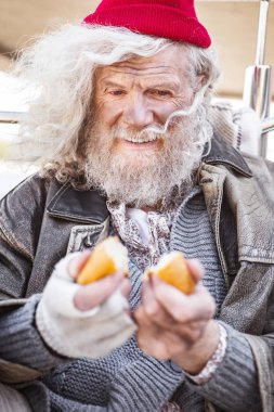 Neşeli mutlu adam gülümseyen