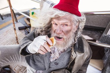 Aç zavallı adam ağzını açma