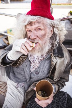 Ekmek sahip güzel evsiz adam