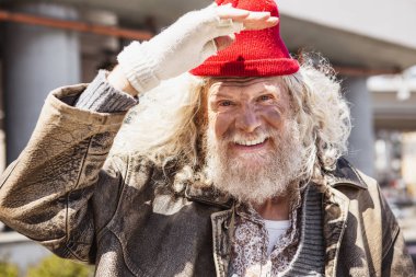 Neşeli neşeli adam sana bakmak