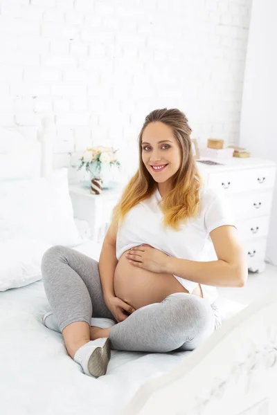 支持腹部的旺盛的怀孕妇女 — 图库照片