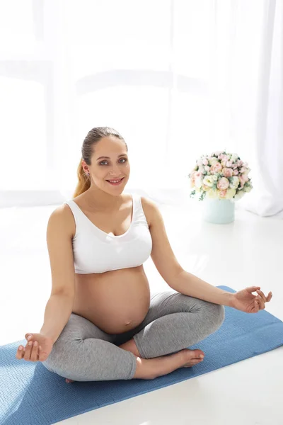 Feliz mulher grávida meditando — Fotografia de Stock