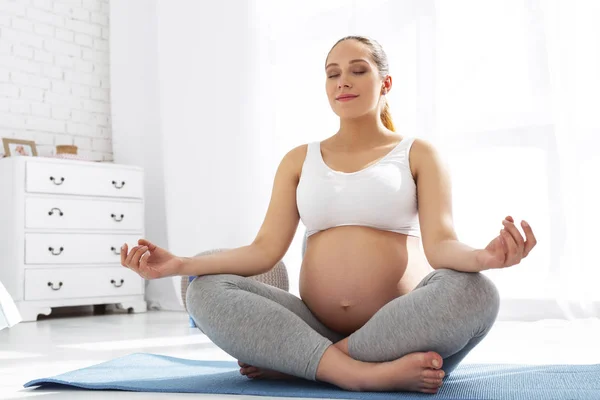 Tranquil pregnant woman looking for balance — Stock Photo, Image