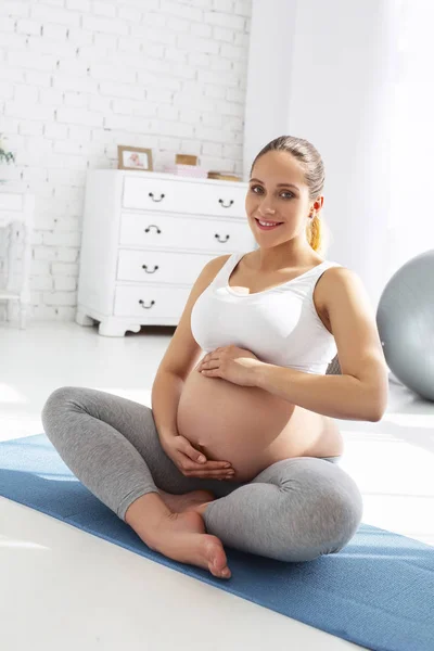 Gioviale donna incinta in cerca di equilibrio — Foto Stock