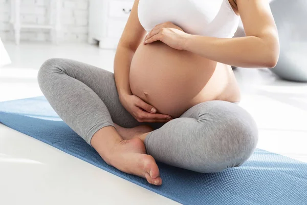 Tiernas manos femeninas acariciando el vientre — Foto de Stock