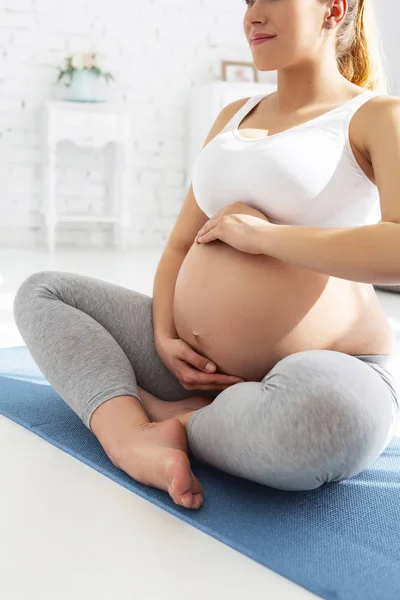 Piękna kobieta w ciąży praktykowania medytacji — Zdjęcie stockowe
