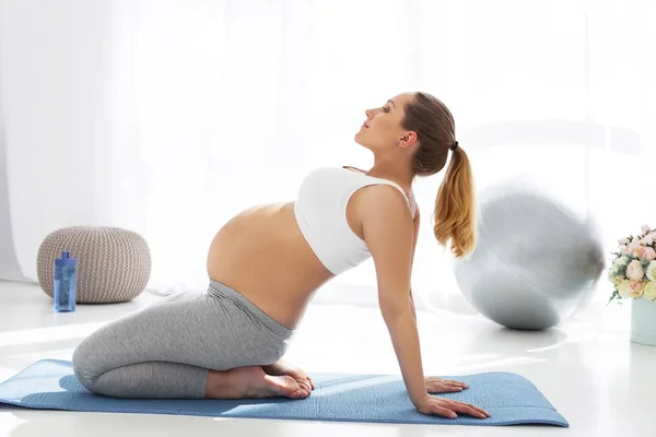 Ruhige schwangere Frau konzentriert sich auf Gedanken — Stockfoto