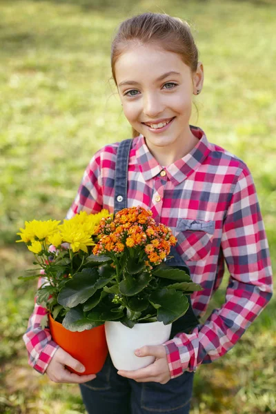 Alegre chica agradable estar interesado en flores —  Fotos de Stock