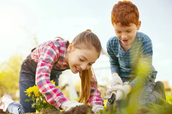 Glad positiv barn ha roligt — Stockfoto