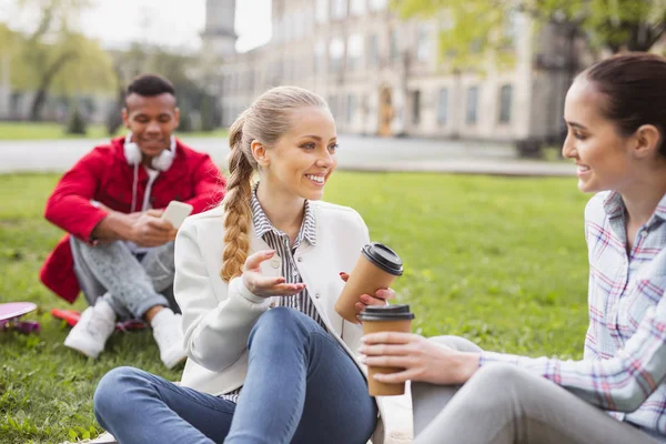 Hermosa estudiante rubia sonriendo comunicándose con compañeros de grupo — Foto de Stock