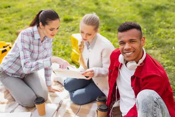 Jonge collega gevoel geweldige terwijl samen te werken met zijn groupmates — Stockfoto